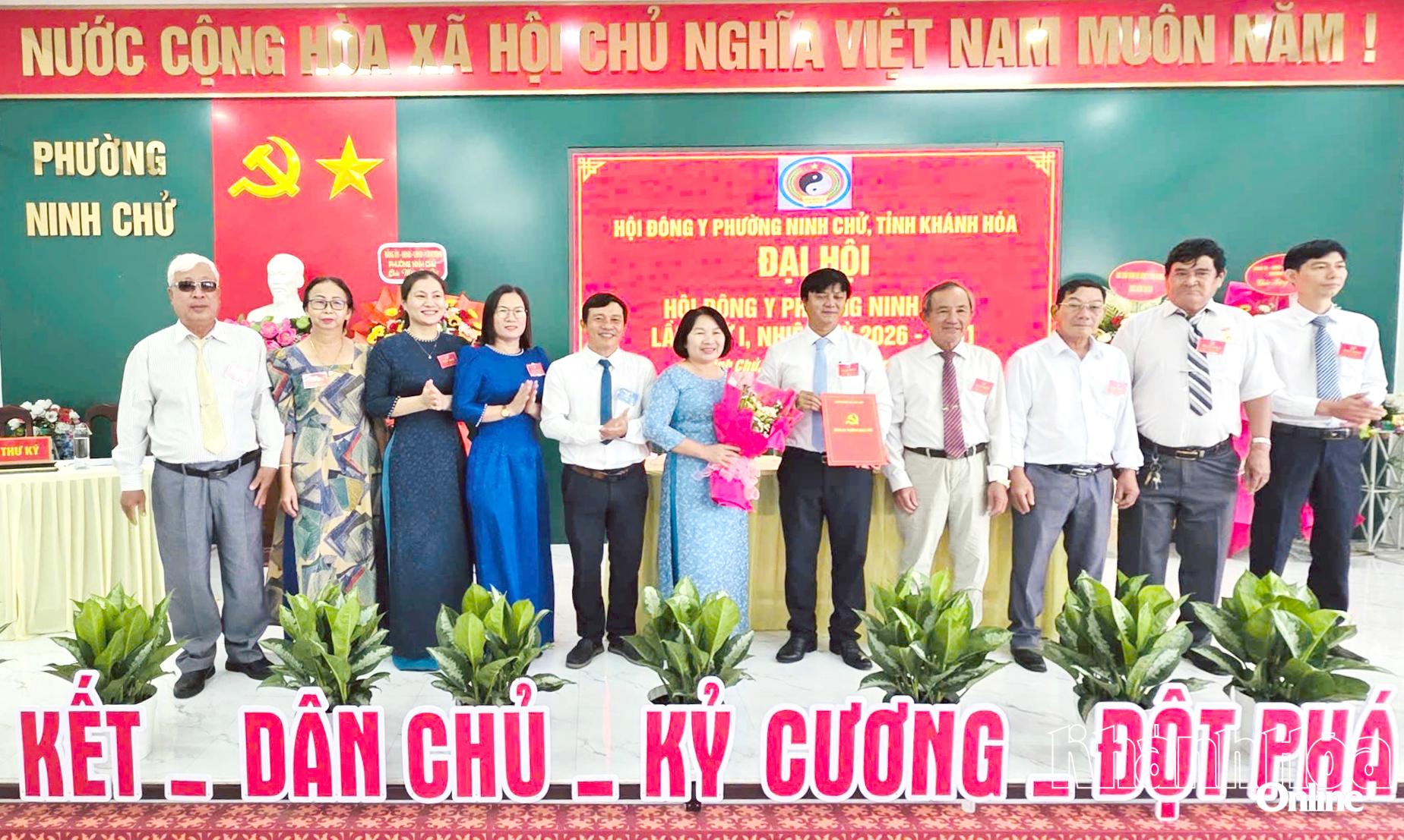 Ban Chấp hành Hội Đông y phường Ninh Chử nhiệm kỳ 2026 - 2031 ra mắt tại đại hội.