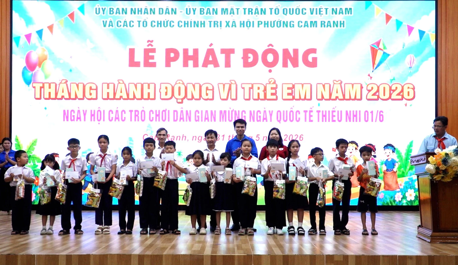 Hội khuyến học, Hội Chữ thập đỏ và Đoàn thanh niên trao học bổng và quà cho các em học sinh.