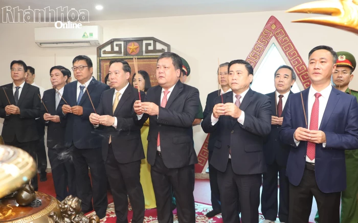 Lãnh đạo tỉnh Khánh Hòa dâng hương tưởng niệm Chủ tịch Hồ Chí Minh