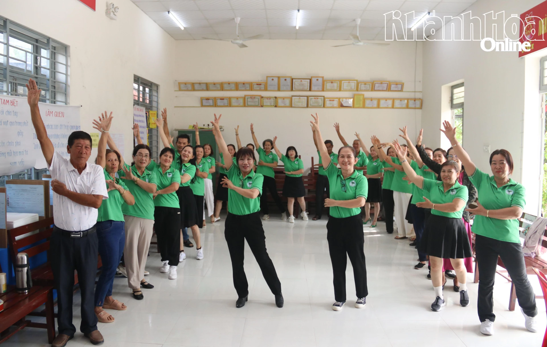 Các thành viên cùng nhau luyện tập văn nghệ.