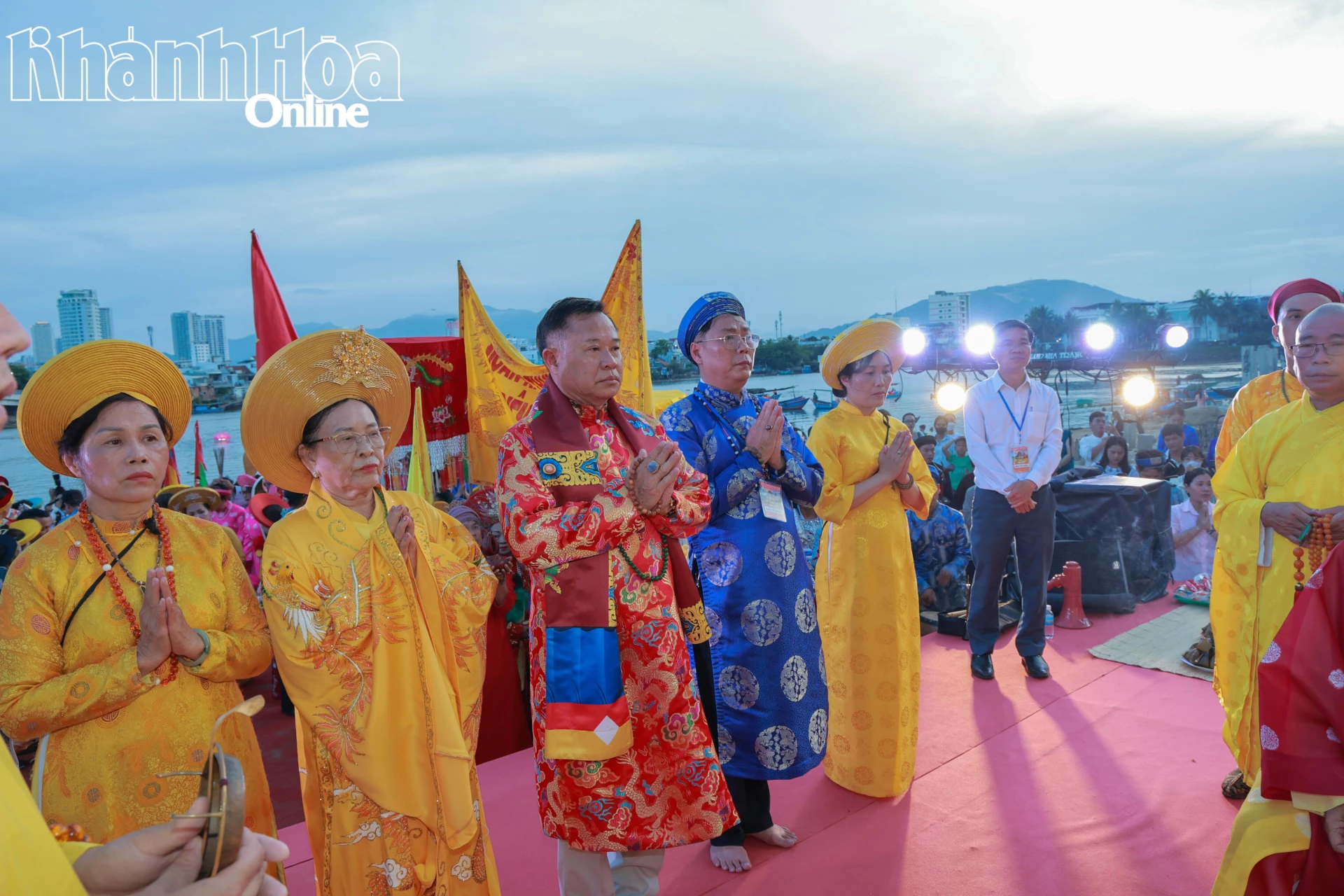 Thực hiện nghi lễ cầu siêu. 