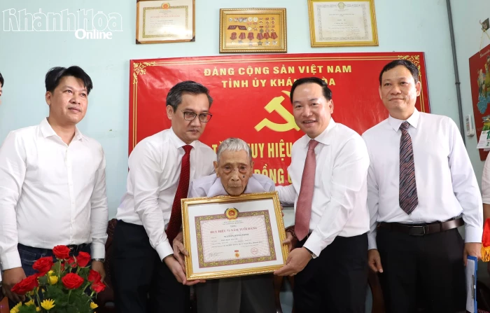 Phó Bí thư Thường trực Tỉnh ủy Hồ Xuân Trường trao Huy hiệu 75 năm tuổi Đảng cho đảng viên Nguyễn Hồng Minh