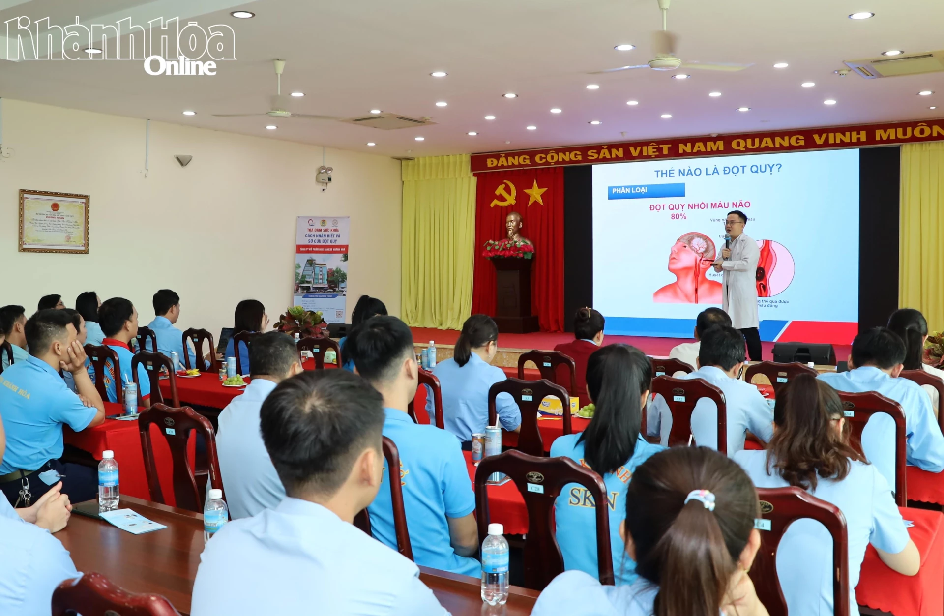 Bác sĩ Phòng khám Đa khoa Olympia tư vấn sức khỏe cho người lao động.