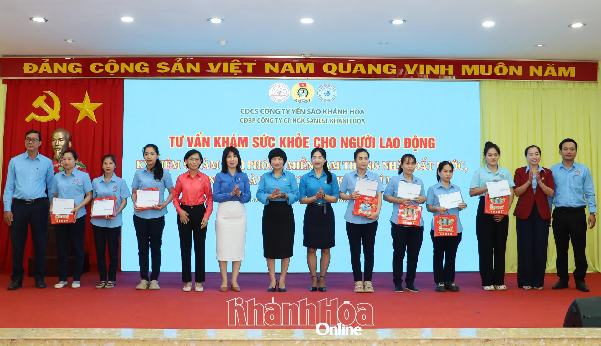 Lãnh đạo Liên đoàn Lao động tỉnh và Công đoàn cơ sở Công ty TNHH Nhà nước Một thành viên Yên sào Khánh Hòa trao hỗ trợ cho đoàn viên, người lao động.