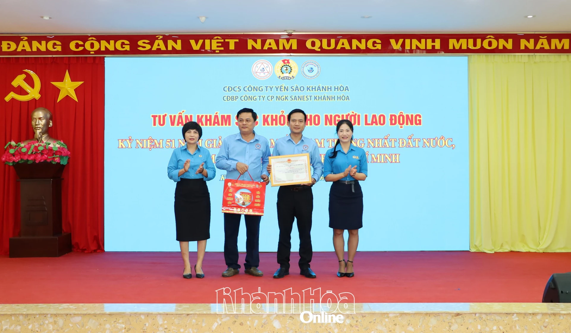 Lãnh đạo Liên đoàn Lao động tỉnh và Công đoàn cơ sở Công ty TNHH Nhà nước Một thành viên Yên sào Khánh Hòa tặng giấy khen cho 1 tập thể xuất sắc.