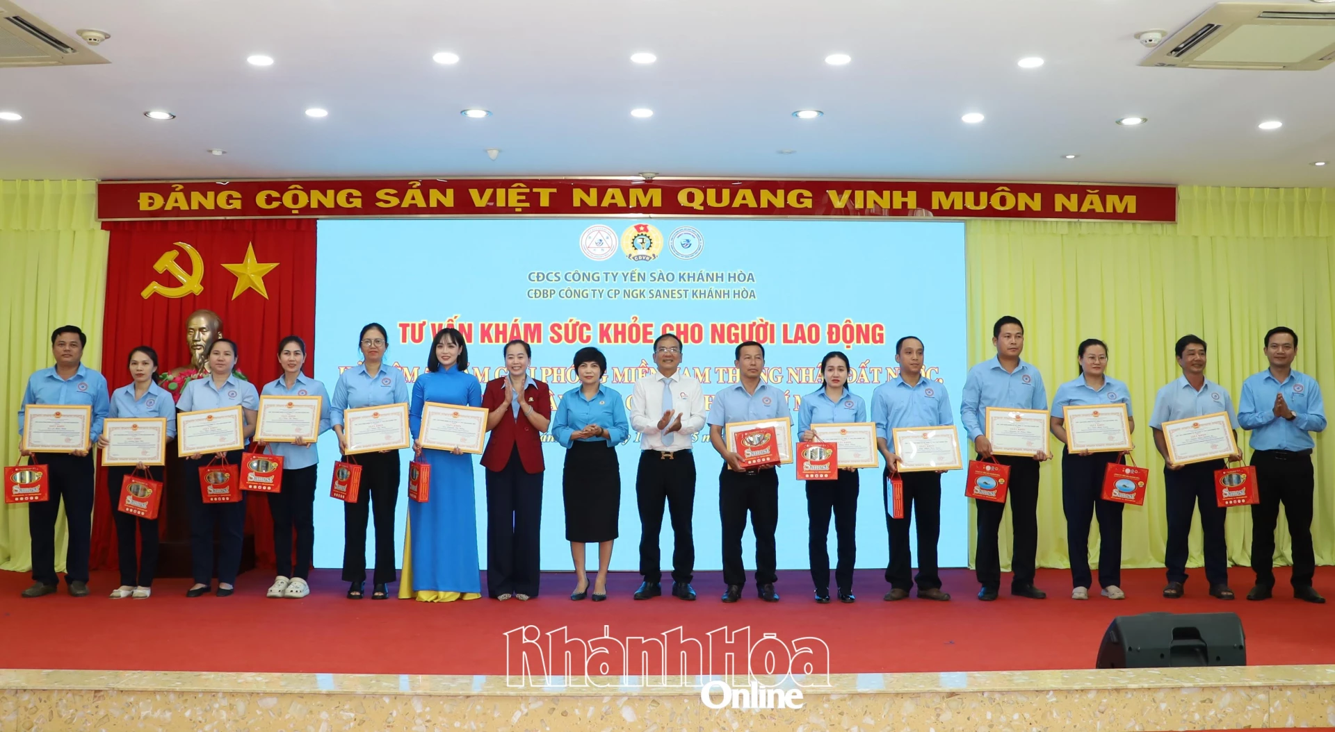 Các cá nhân xuất sắc nhận giấy khen của Công đoàn cơ sở Công ty TNHH Nhà nước Một thành viên Yên sào Khánh Hòa.