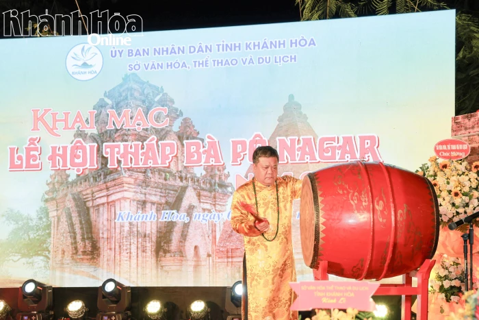 Bí thư Tỉnh ủy Trần Phong đánh trống khai hội Tháp Bà Pô Nagar năm 2026