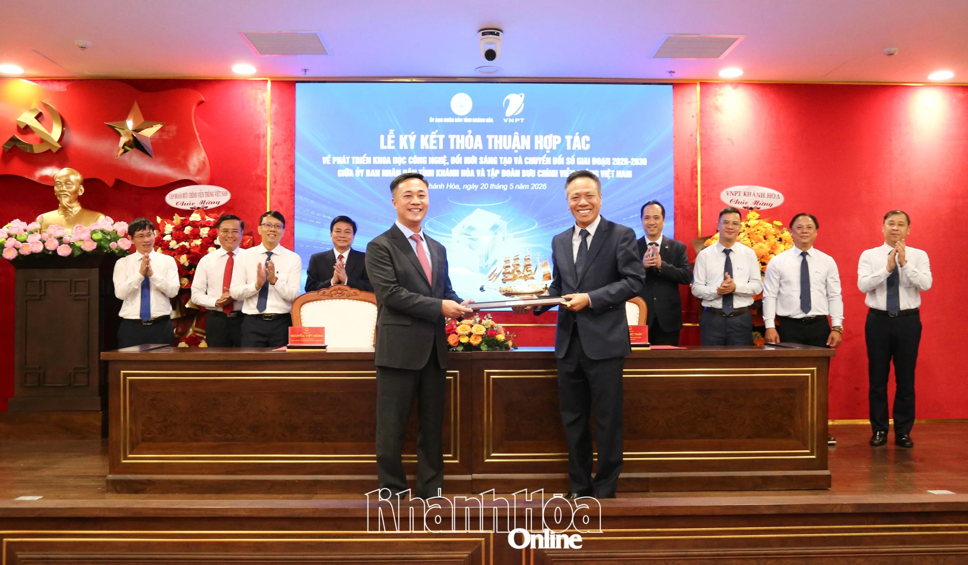 Lãnh đạo Tập đoàn VNPT trao quà lưu niệm cho lãnh đạo tỉnh