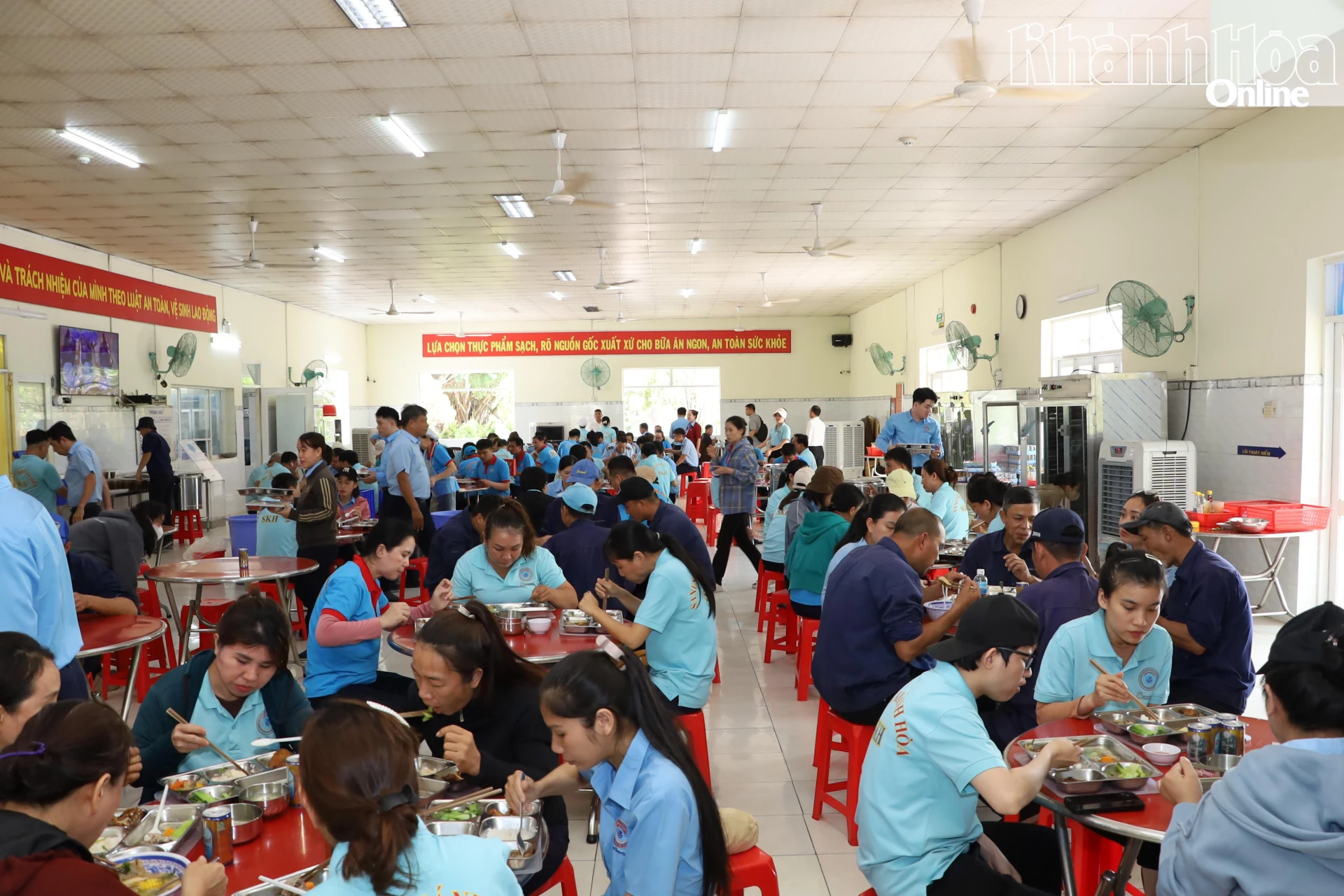 Đông đảo người lao động tham gia Bữa cơm công đoàn.