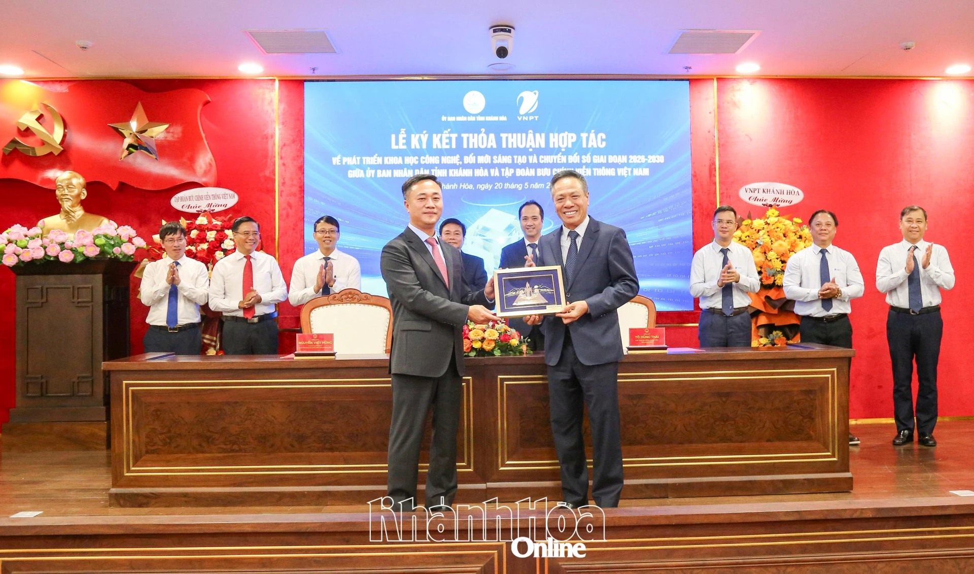 Lãnh đạo UBND tỉnh trao quà lưu niệm cho lãnh đạo Tập đoàn VNPT 