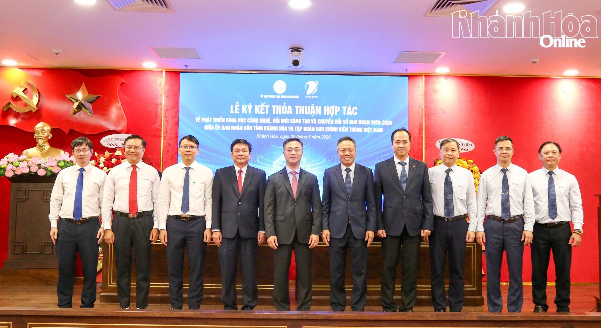 Các đồng chí lãnh đạo tỉnh, lãnh đạo Tập đoàn VNPT chụp hình lưu niệm