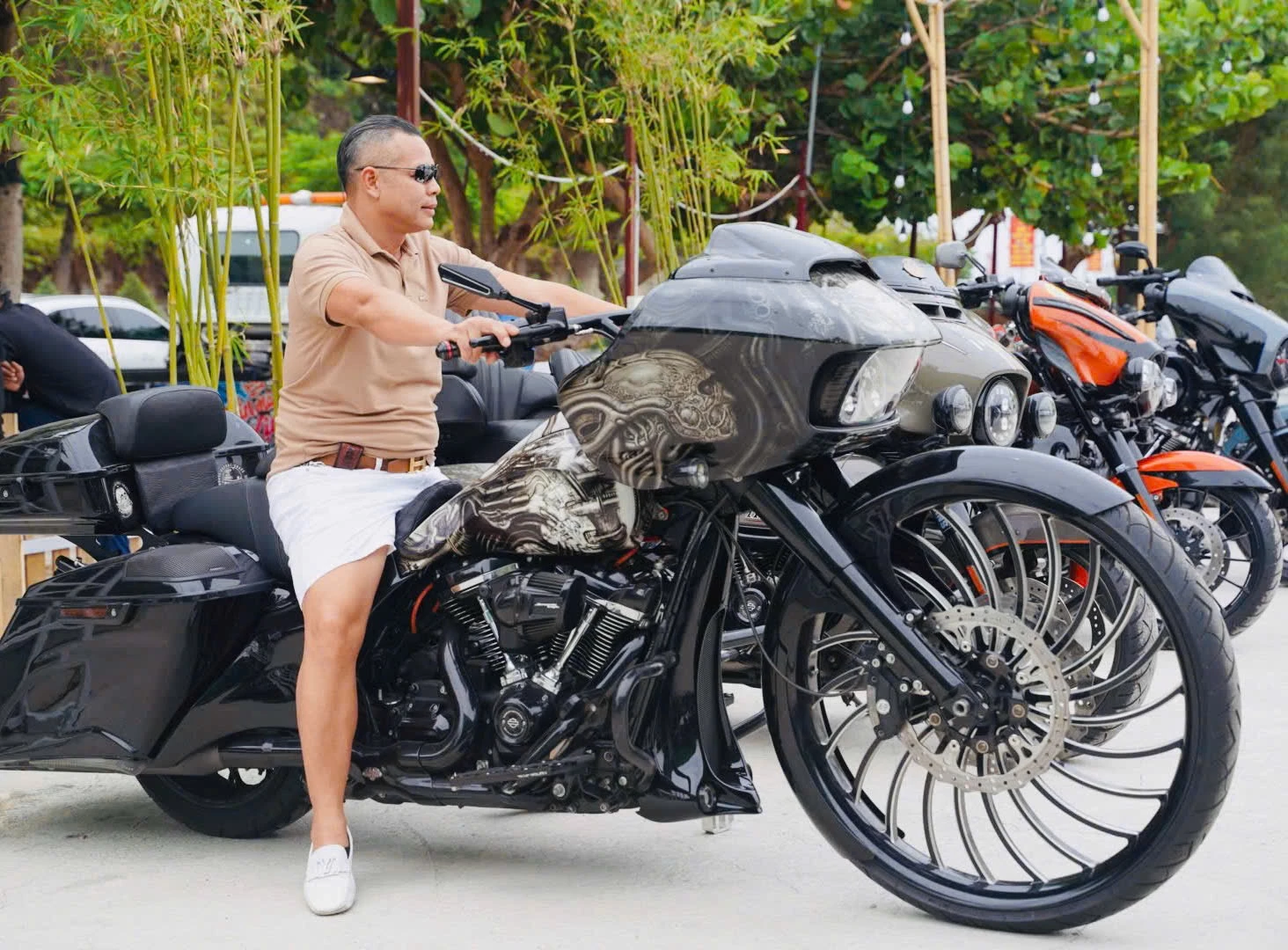 Nhiều người dân đã đến tham quan, chụp hình check-in cùng các mẫu xe.