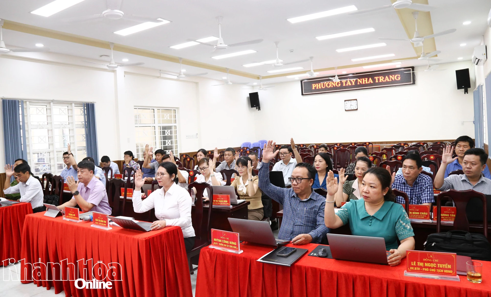 Các đại biểu biểu quyết thông qua nội dung trình tại hội nghị