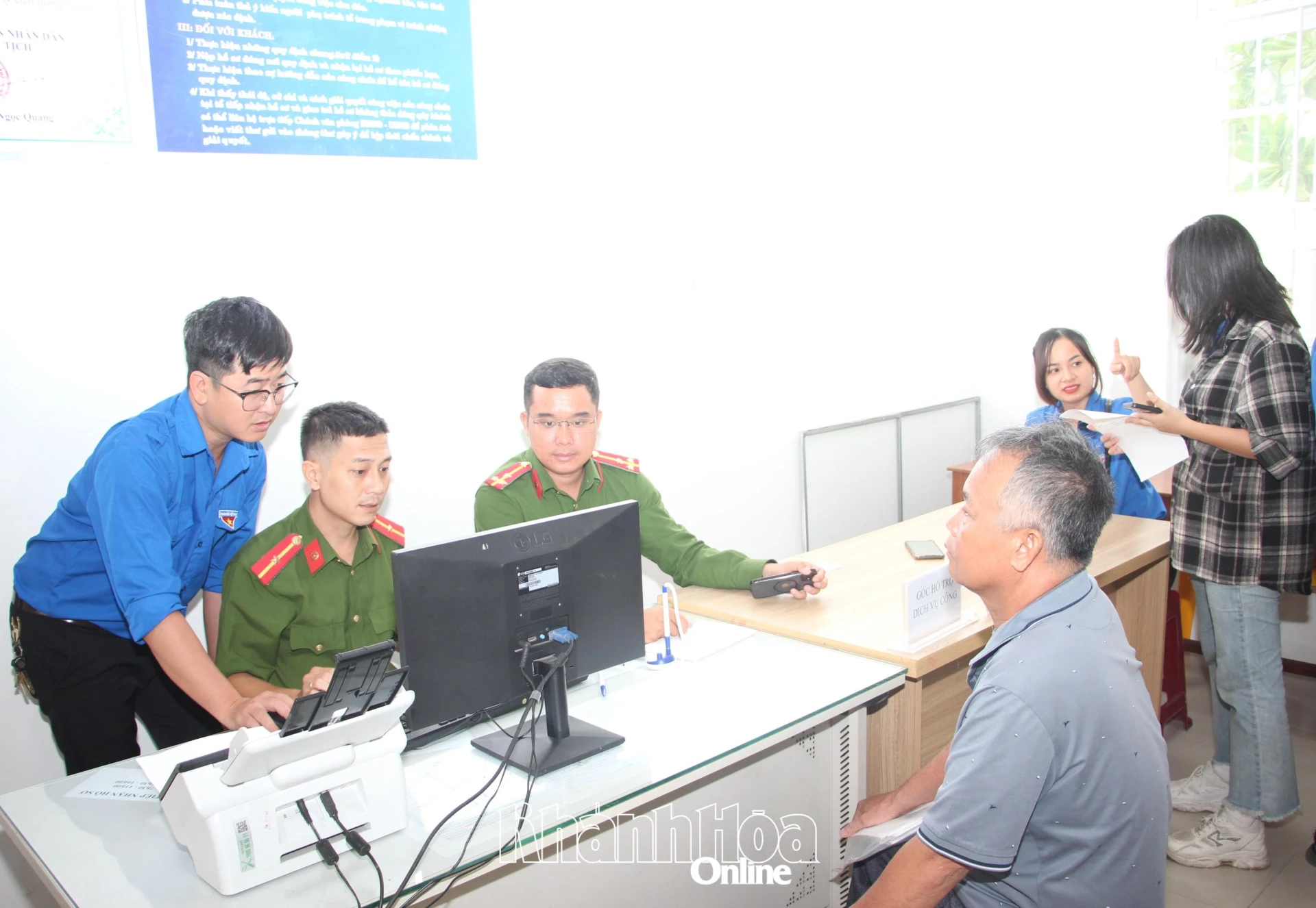 Giải quyết thủ tục hành chính cho người dân tại xã Vạn Ninh.