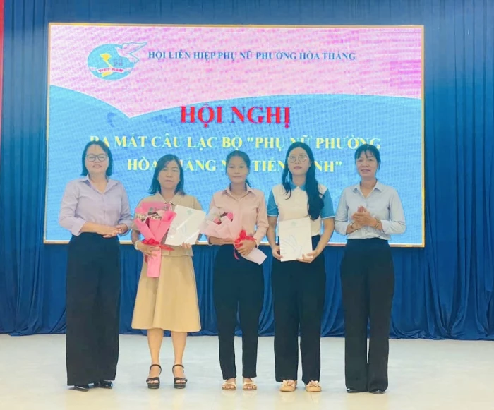 Ra mắt 2 câu lạc bộ “Phụ nữ phường Hòa Thắng nói tiếng Anh”