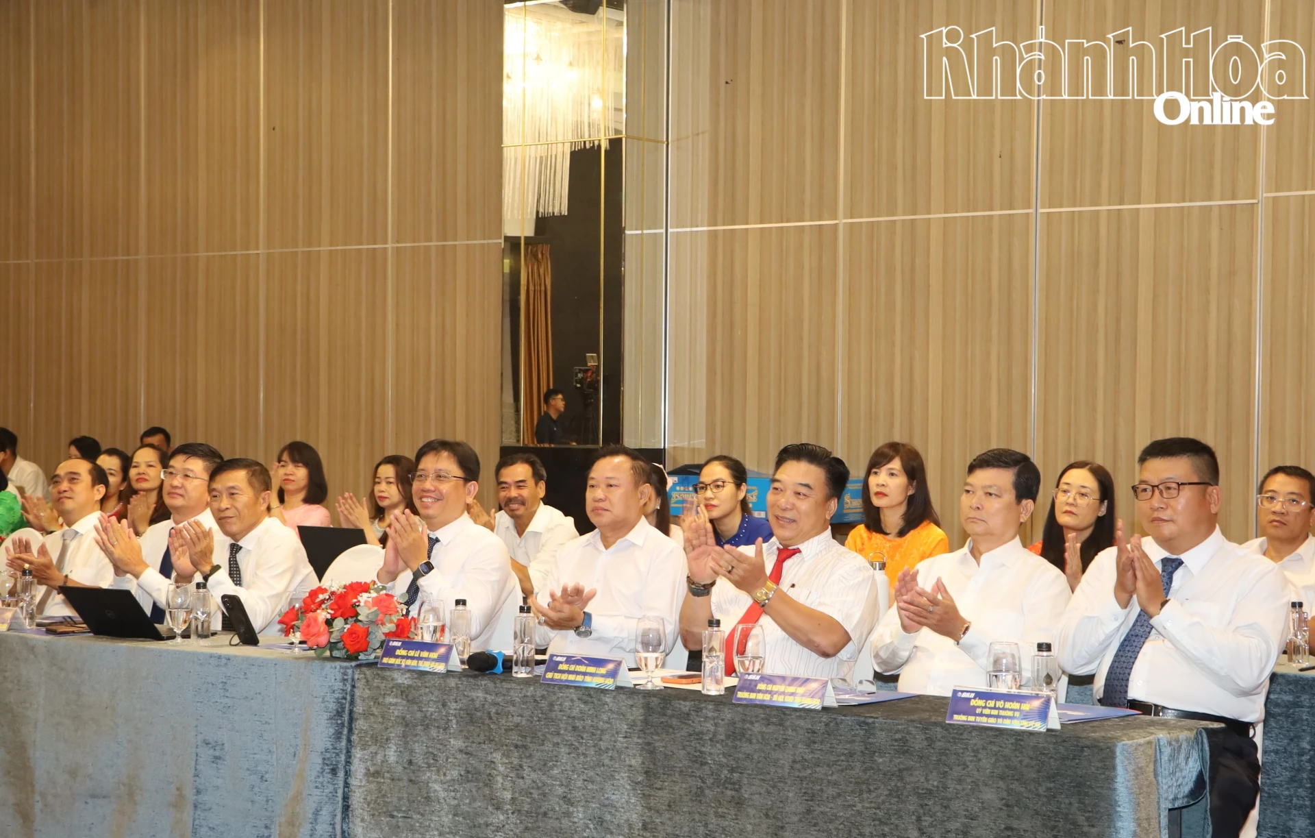 Các đại biểu tham dự tọa đàm.