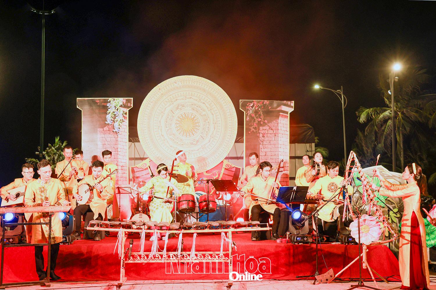 Tiết mục hòa tấu nhạc cụ dân tộc “Pô Nagar huyền thoại”.