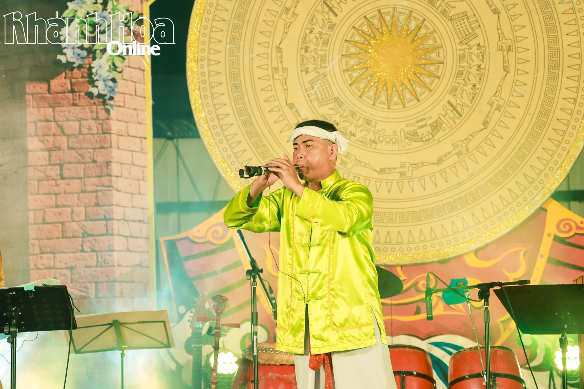 Nghệ sĩ Ức Bình Minh Thiên với màn độc tấu kèn saranai.