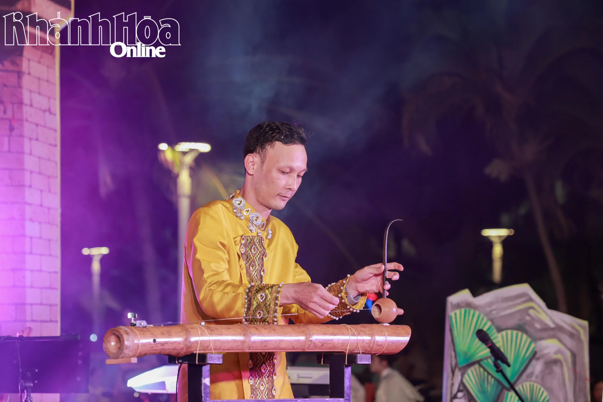 Nghệ sĩ Phạm Văn Tấn trong tiết mục độc tấu đàn bầu “Tình khúc đêm trăng”.