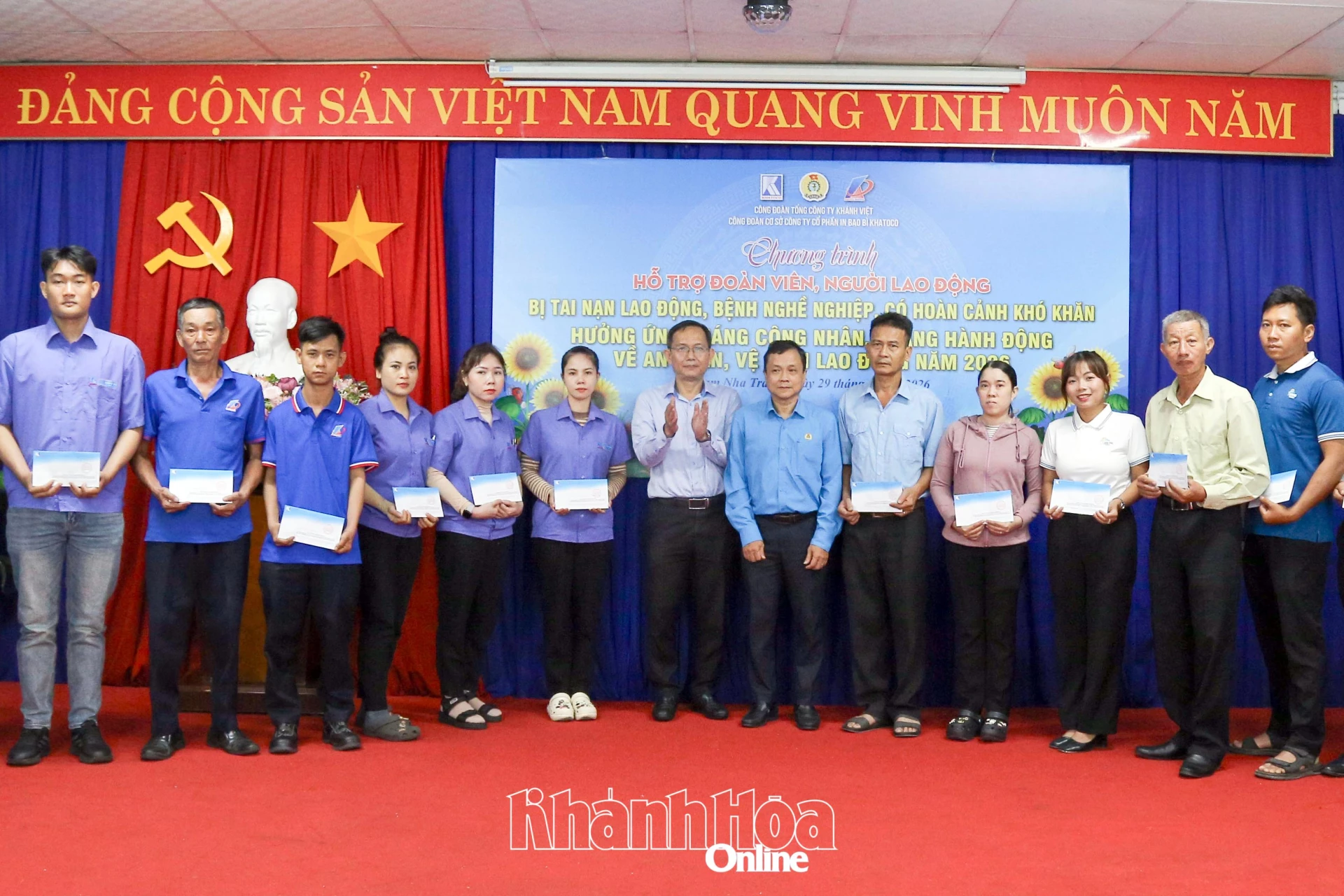 
Lãnh đạo Liên đoàn Lao động tỉnh, Công đoàn Tổng Công ty Khánh Việt trao quà cho đoàn viên có hoàn cảnh khó khăn.
