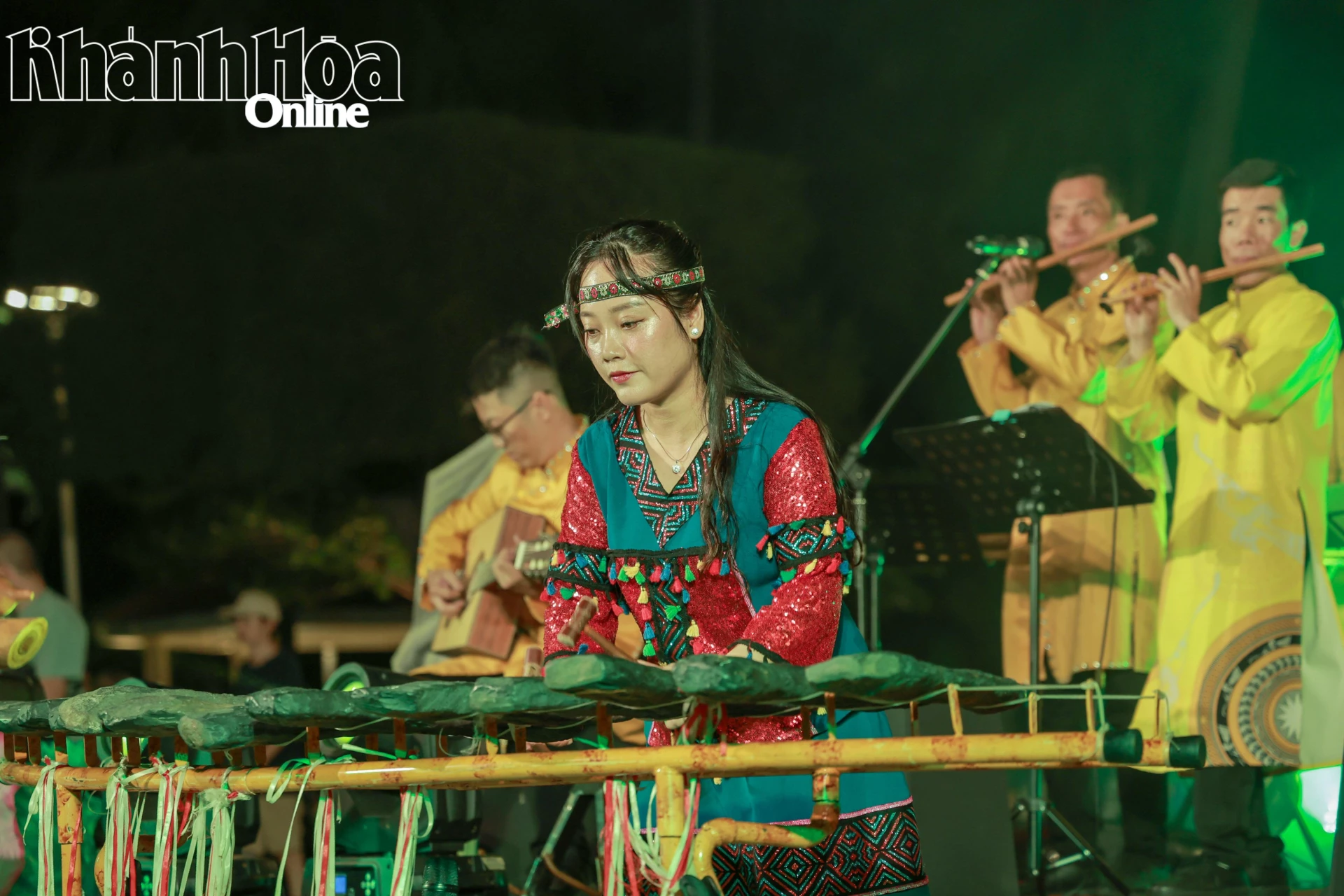 Nghệ sĩ Võ Thị Mỹ Trâm biểu diễn đàn đá tiết mục “Thanh âm của đá”.