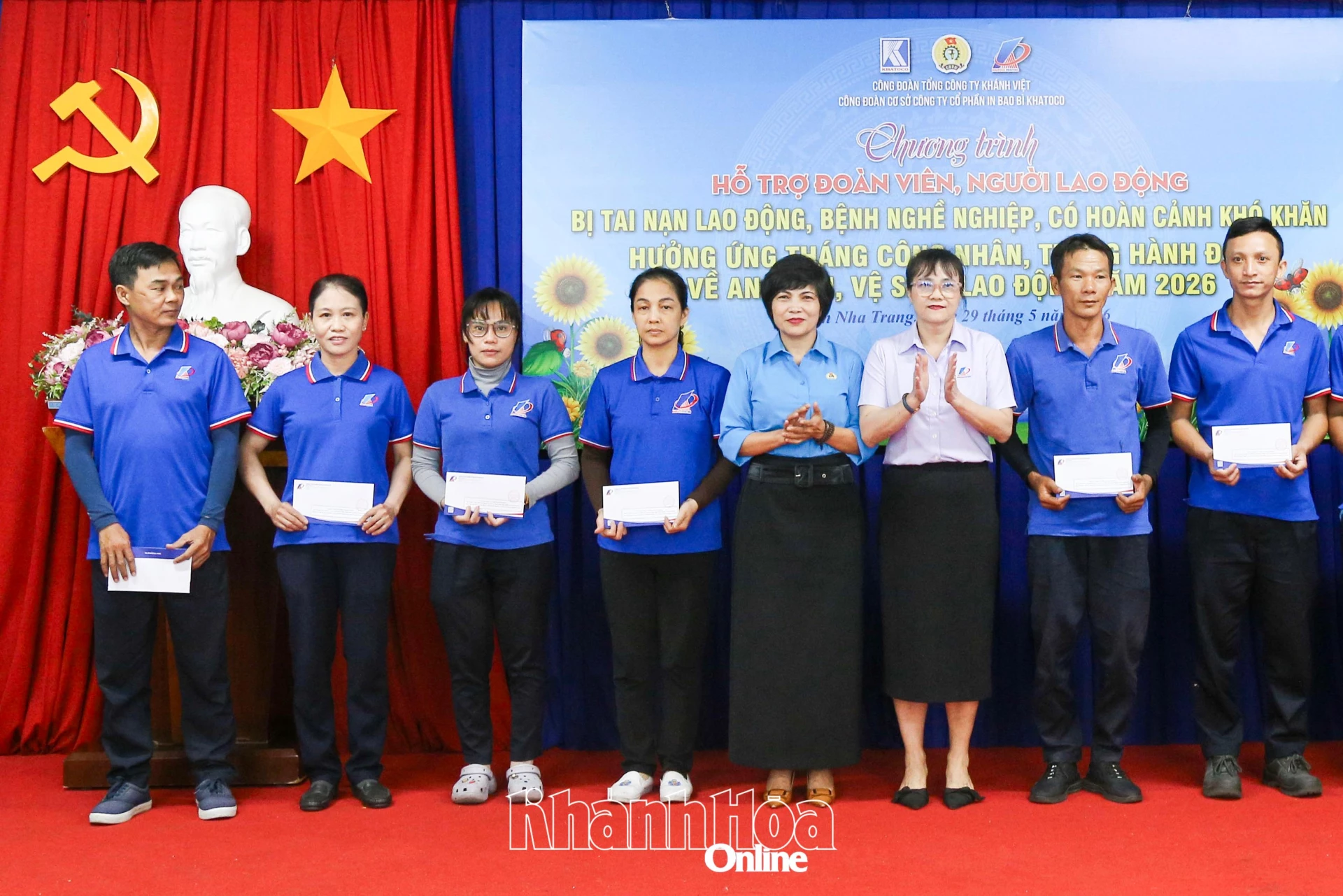 Lãnh đạo Liên đoàn Lao động tỉnh, Công ty Cổ phần In bao bì Khatoco trao quà cho người lao động có hoàn cảnh khó khăn.