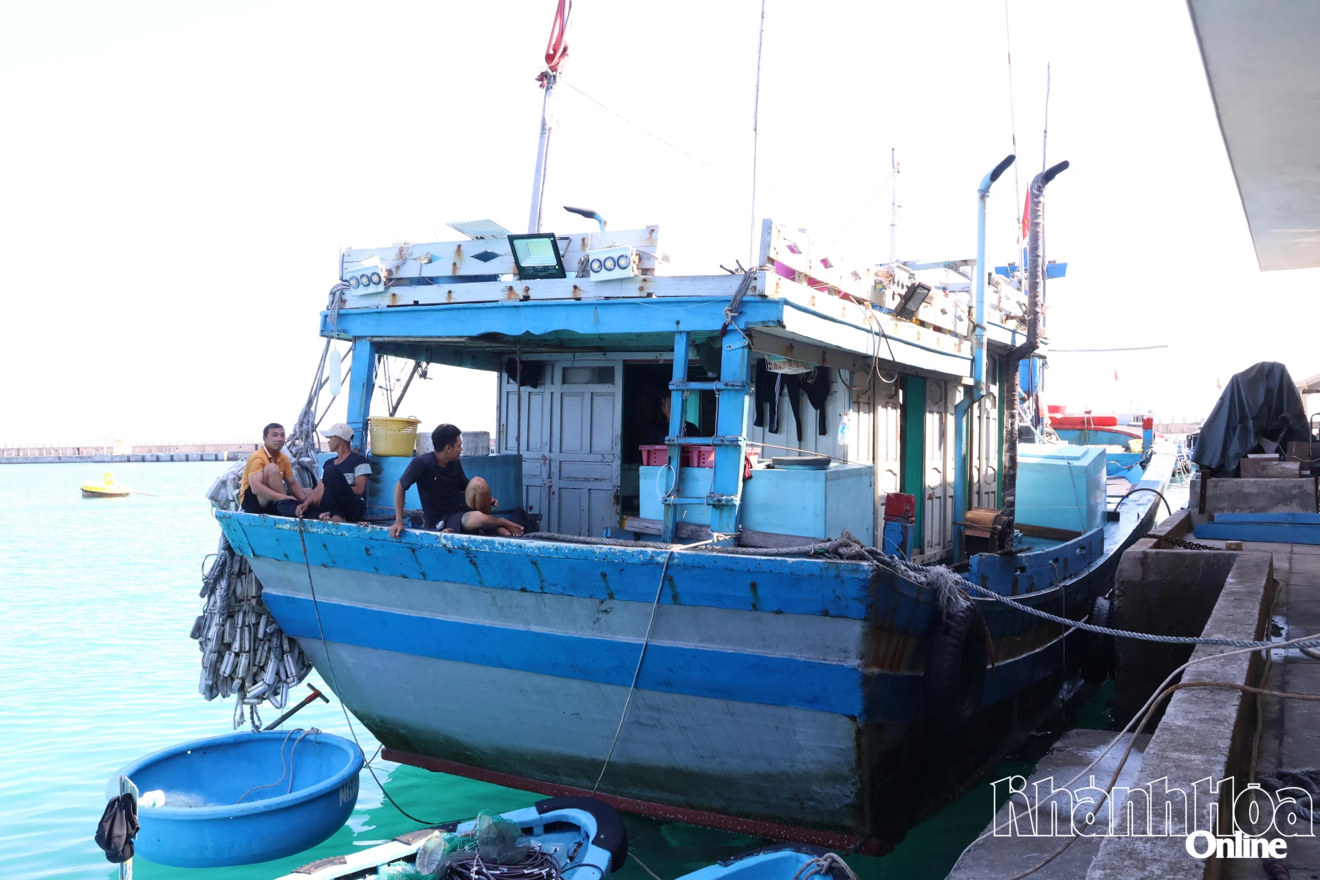 Tàu cá của ông
Nguyễn Thanh Tùng
(xã Cà Ná) neo
tại Trung tâm
Dịch vụ hậu cần nghề cá đảo Đá Tây chờ lấy đá lạnh.
