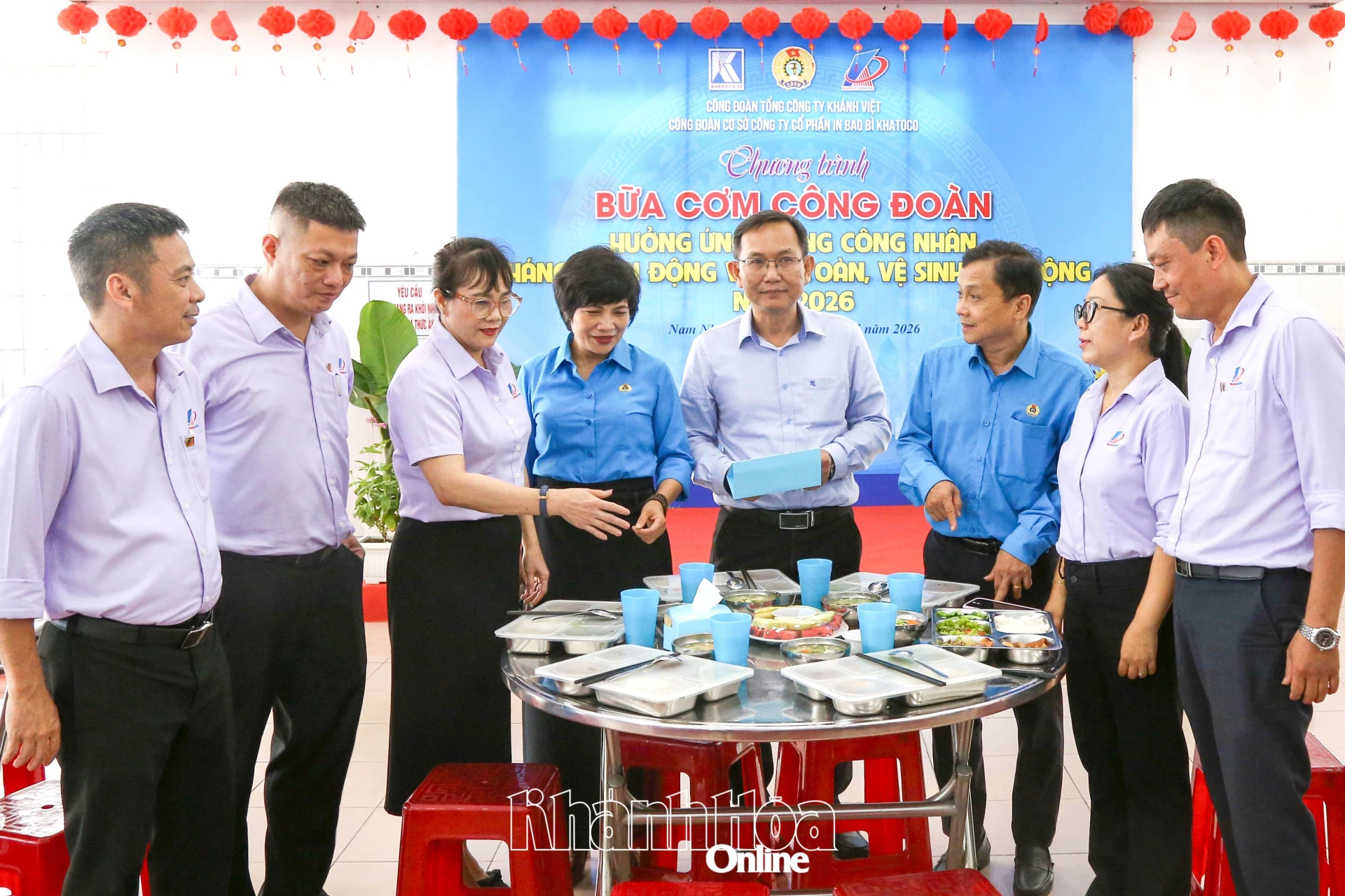 Lãnh đạo Liên đoàn Lao động tỉnh, Công đoàn Tổng Công ty Khánh Việt nghe Công ty Cổ phần In bao bì Khatoco giới thiệu suất ăn của công nhân tại Bữa cơm công đoàn.