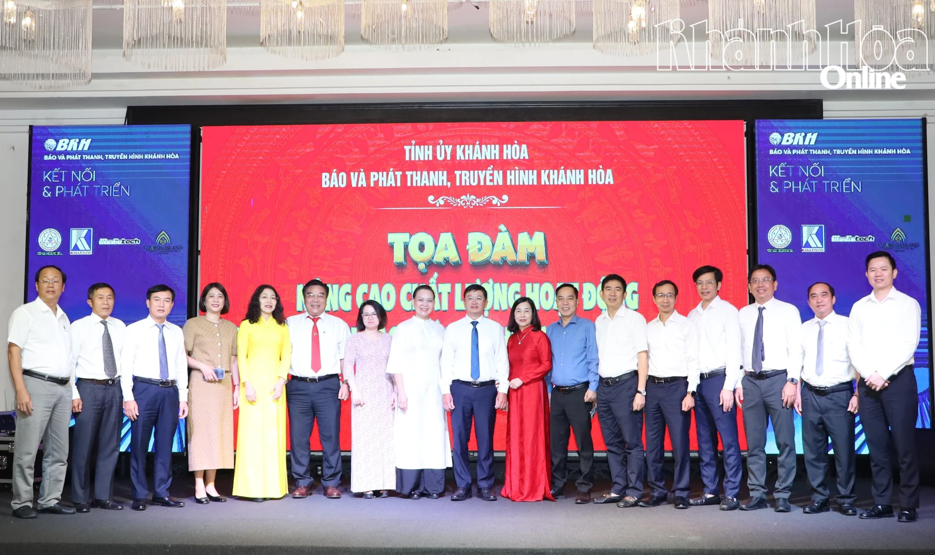 Các đại biểu tại tọa đàm.