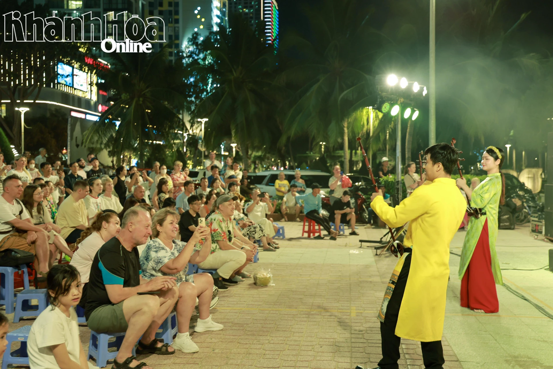 Màn hòa tấu đàn nhị với tác phẩm “Despacito”.