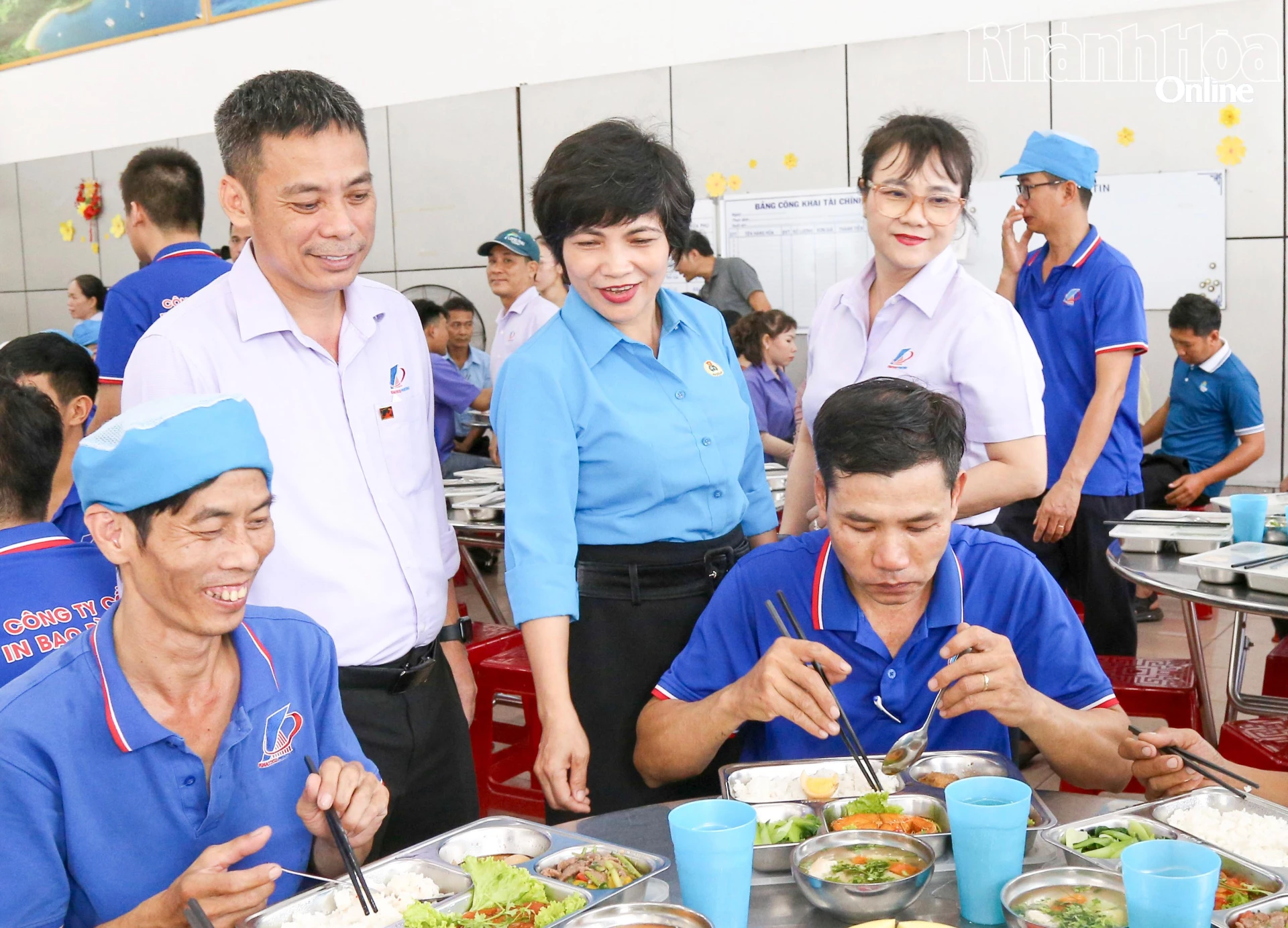 Người lao động Công ty Cổ phần In bao bì Khatoco tham dự Bữa cơm công đoàn.