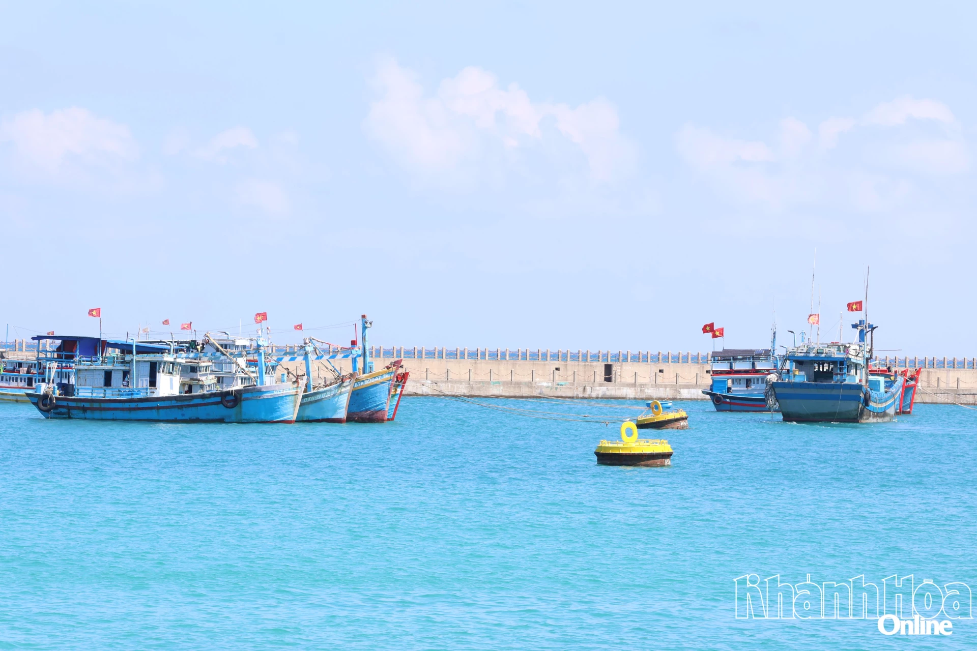 Tàu cá neo đậu tại âu tàu đảo Đá Tây.