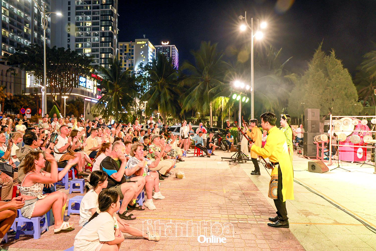 Màn hòa tấu đàn nhị với tác phẩm “Despacito” nhận được sự cổ vũ nhiệt tình của khán giả.