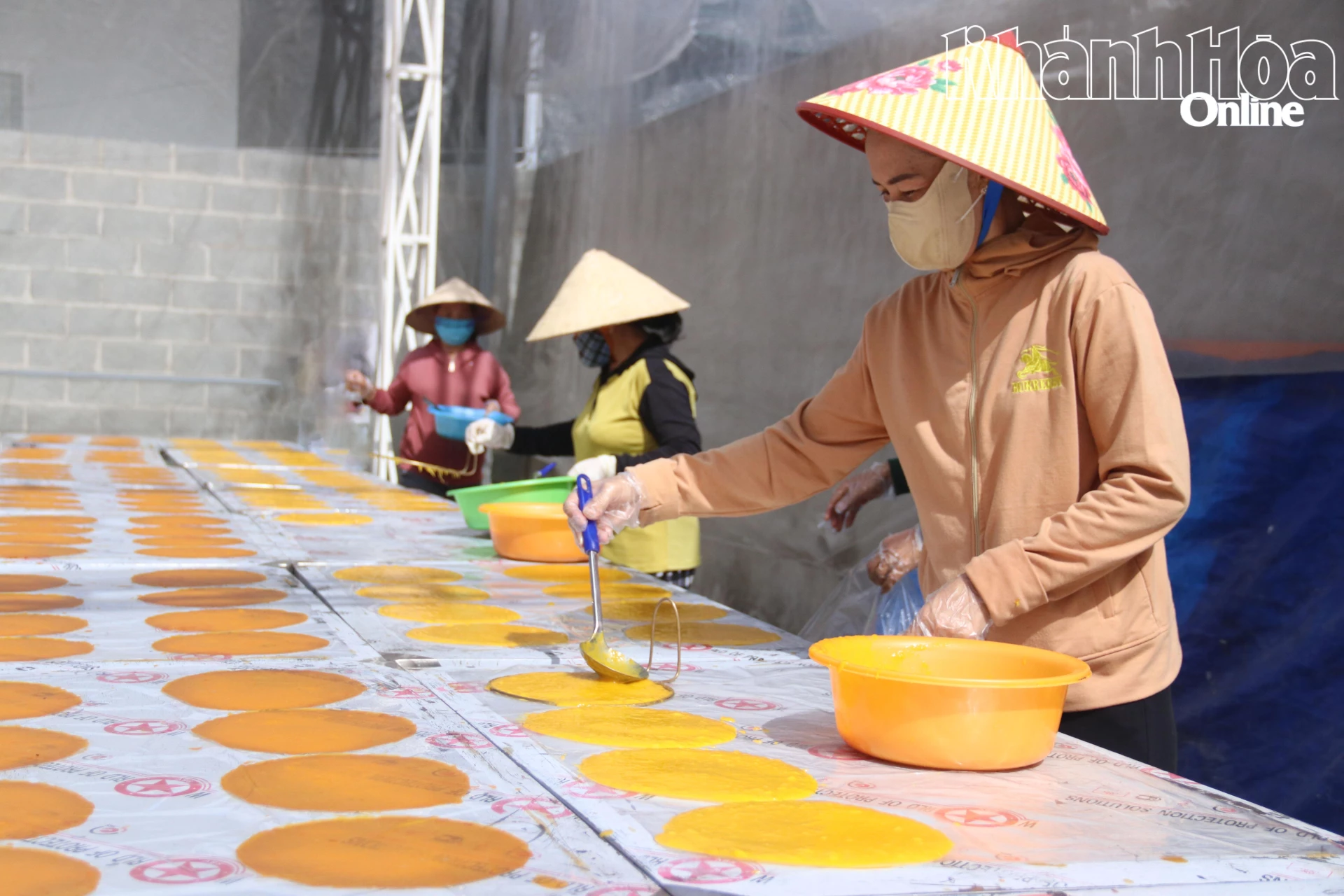 Bánh xoài được phơi dưới nắng khoảng 3 ngày.