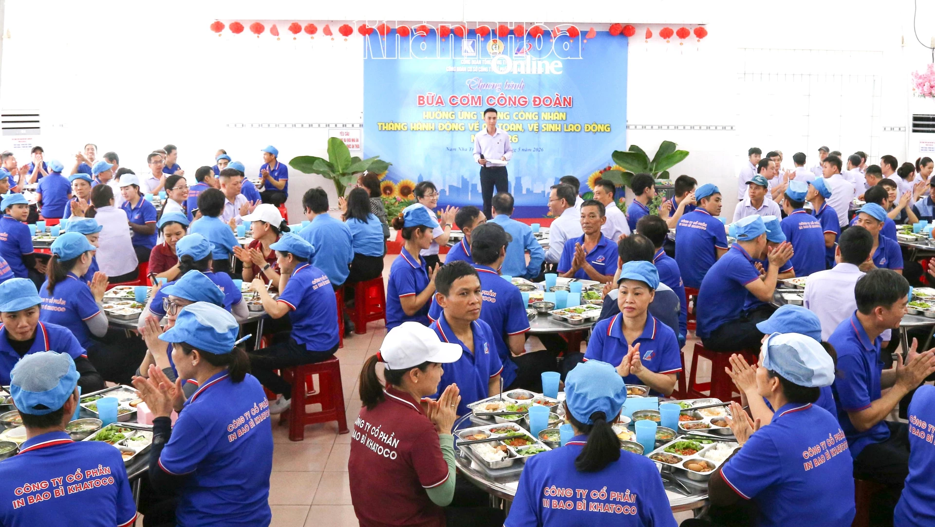 Quang cảnh tại Bữa cơm công đoàn được tổ chức tại Công ty Cổ phần In bao bì Khatoco.