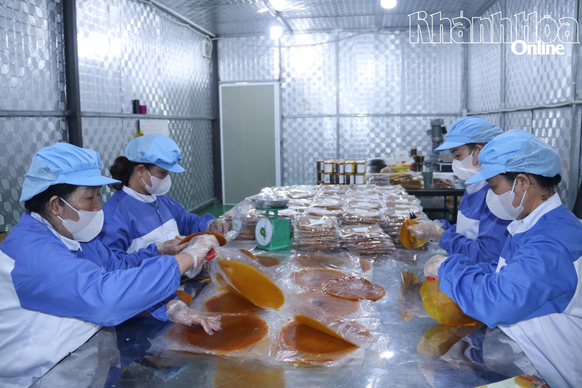 Người làm đóng gói sản phẩm.