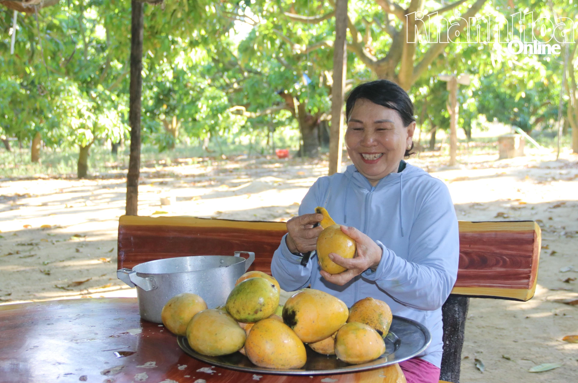 Bà Phạm Thị Bình làm bánh xoài từ vườn nhà.
