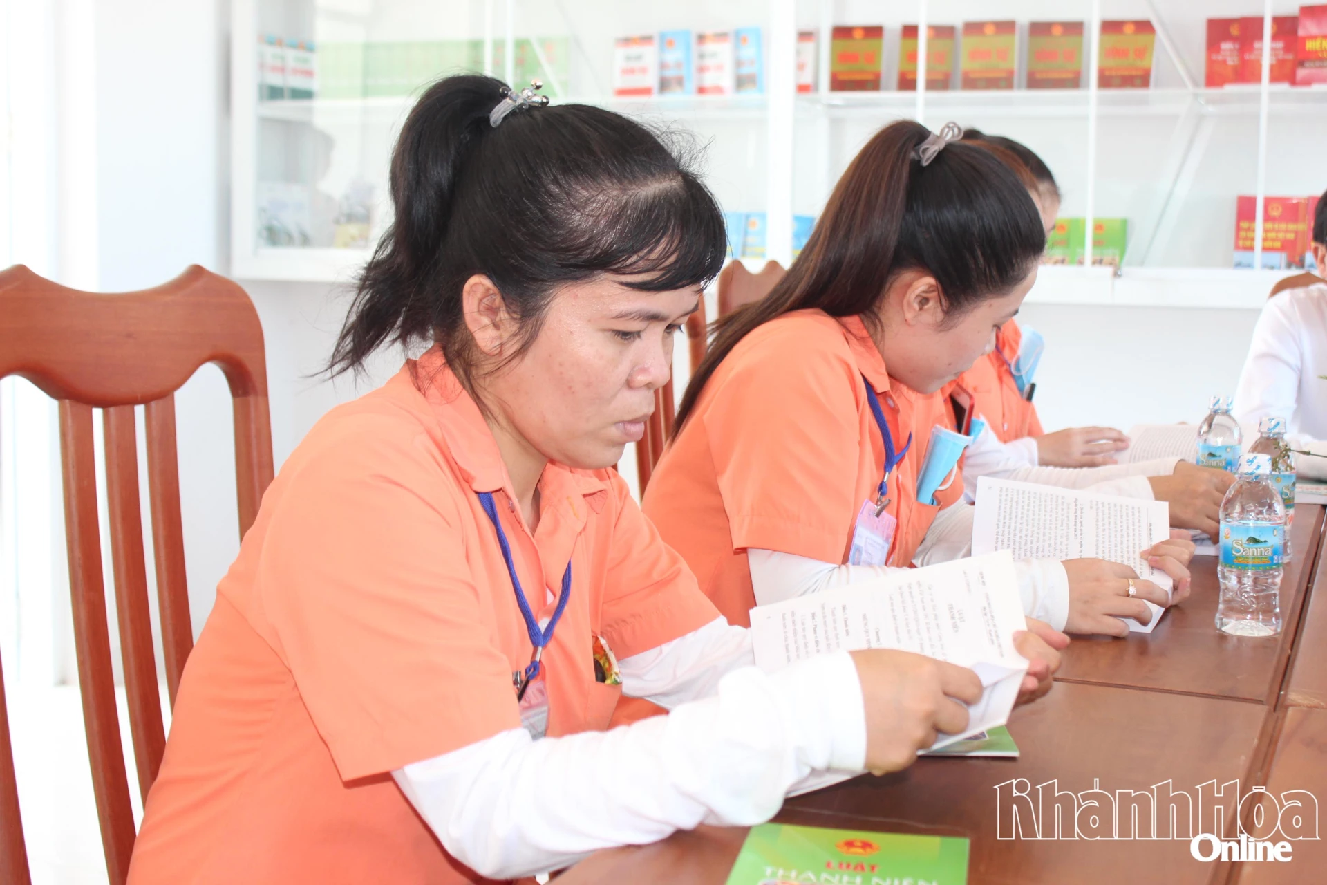 Công nhân tại Khu công nghiệp Suối Dầu tìm hiểu quy định của pháp luật.