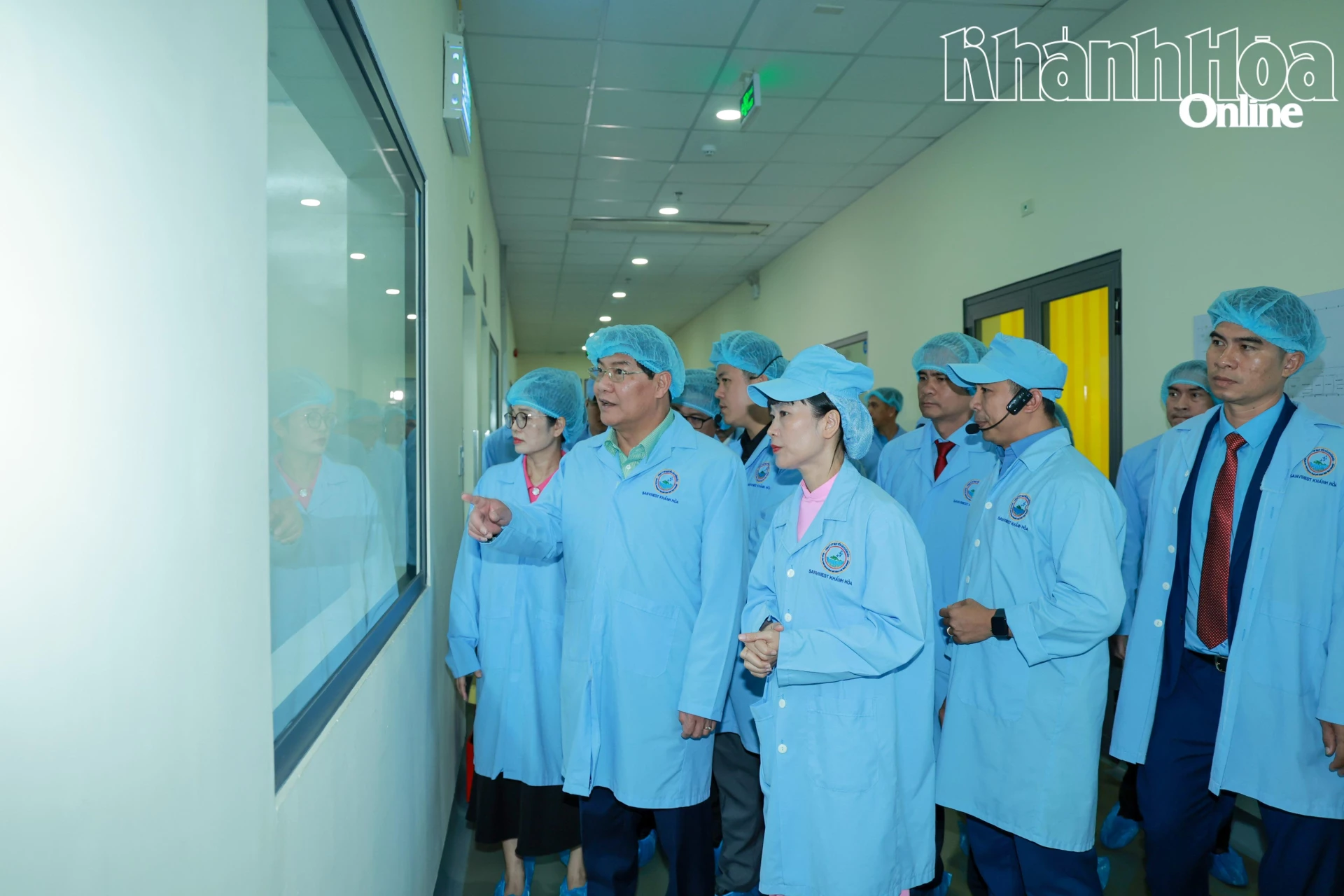 Lãnh đạo Công ty TNHH Nhà nước Một thành viên Yến sào Khánh Hòa giới thiệu với đồng chí Athsaphangthong Siphandone về khu vực tiệt trùng cho sản phẩm yến sào.