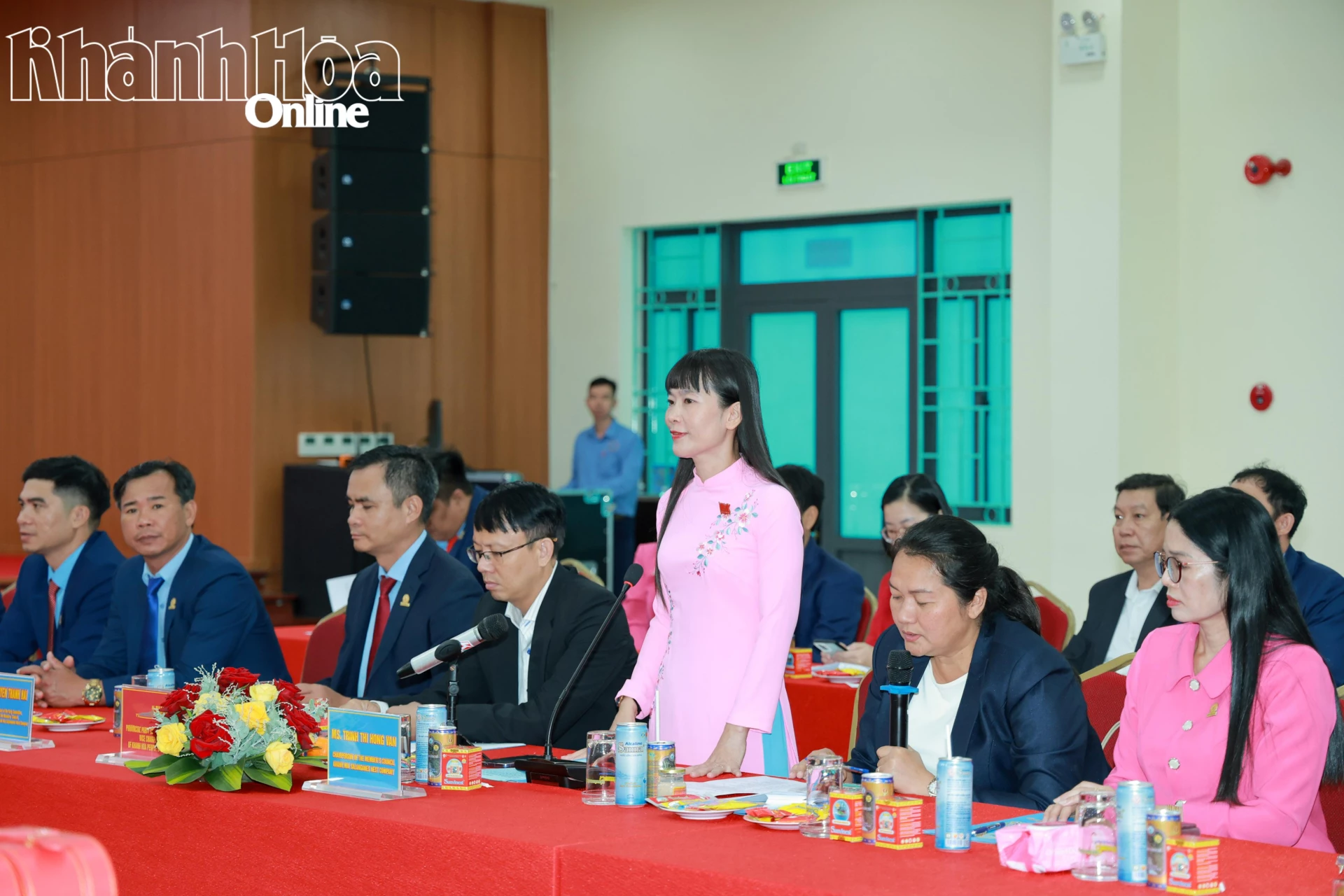 Bà Trịnh Thị Hồng Vân trao đổi với đoàn những thông tin quan trọng về công ty.