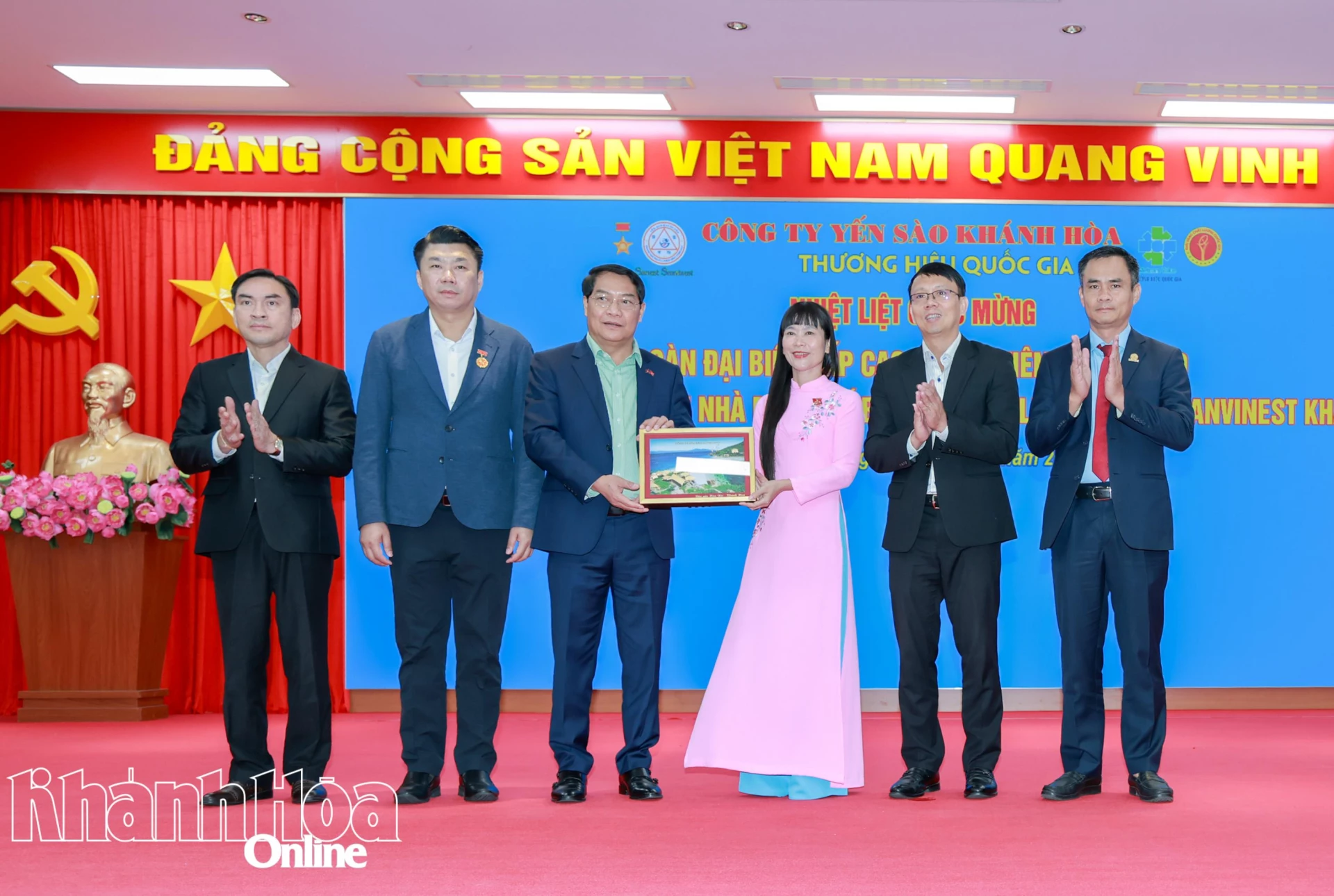 Bà Trịnh Thị Hồng Vân tặng đồng chí Athsaphangthong Siphandone bức ảnh về đảo yến Hòn Nội.