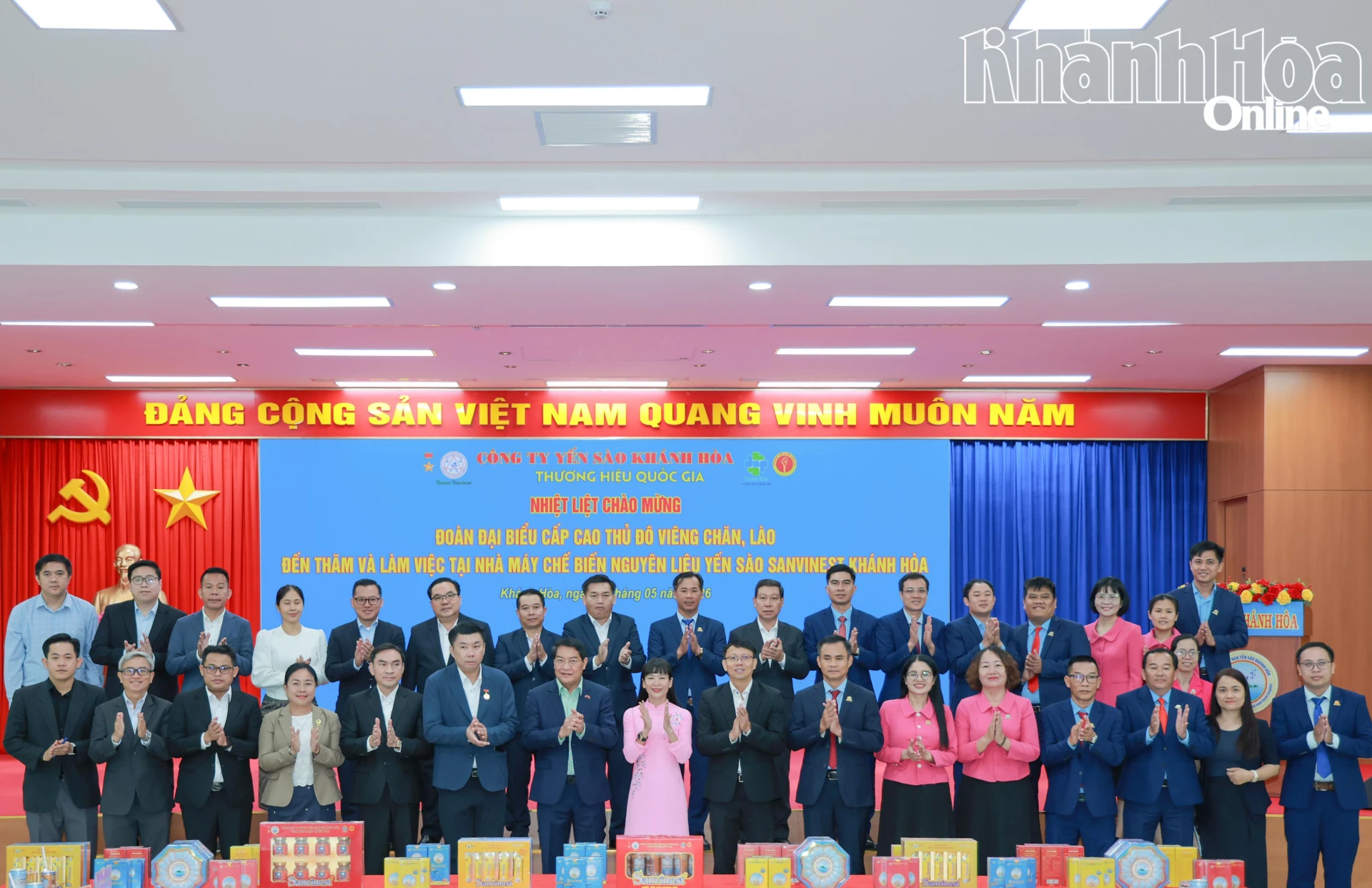 Thành viên đoàn đại biểu cấp cao Thủ đô Viêng Chăn chụp hình lưu niệm cùng tập thể lãnh đạo Công ty TNHH Nhà nước Một thành viên Yến sào Khánh Hòa.