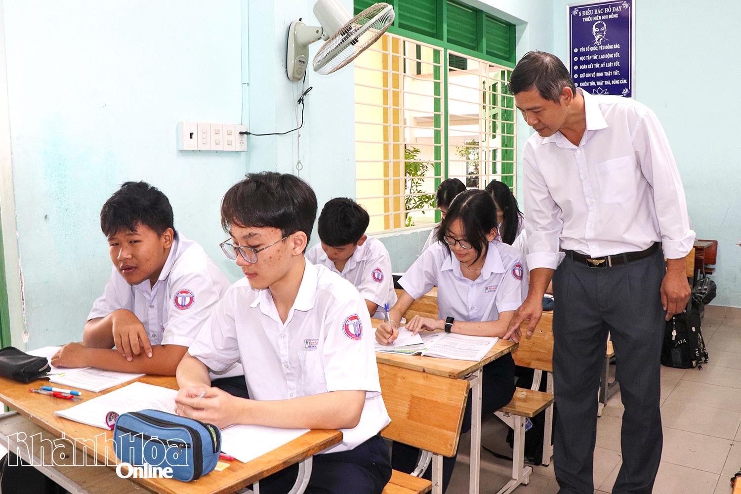 Tiết học Toán của học sinh lớp 9 Trường THCS Trần Quốc Toản (phường Nha Trang).