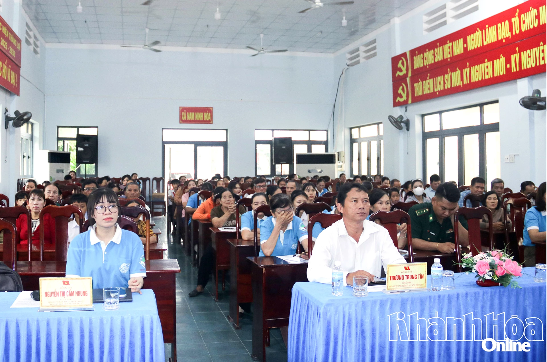 Các đại biểu tham dự hội nghị.
