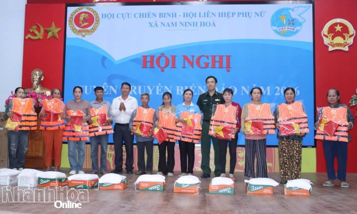 Tuyên truyền về biển, đảo cho hơn 100 người dân ở xã Nam Ninh Hòa