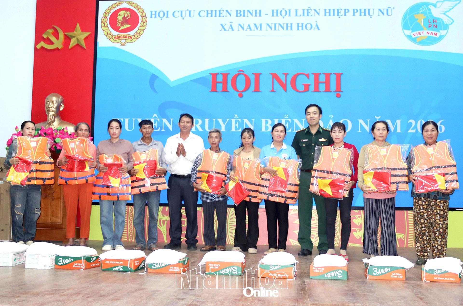 Tặng quà cho các ngư dân.