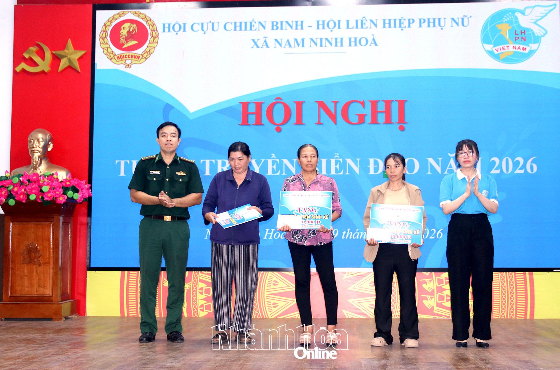 Trao phương tiện sinh kế cho phụ nữ có hoàn cảnh khó khăn.