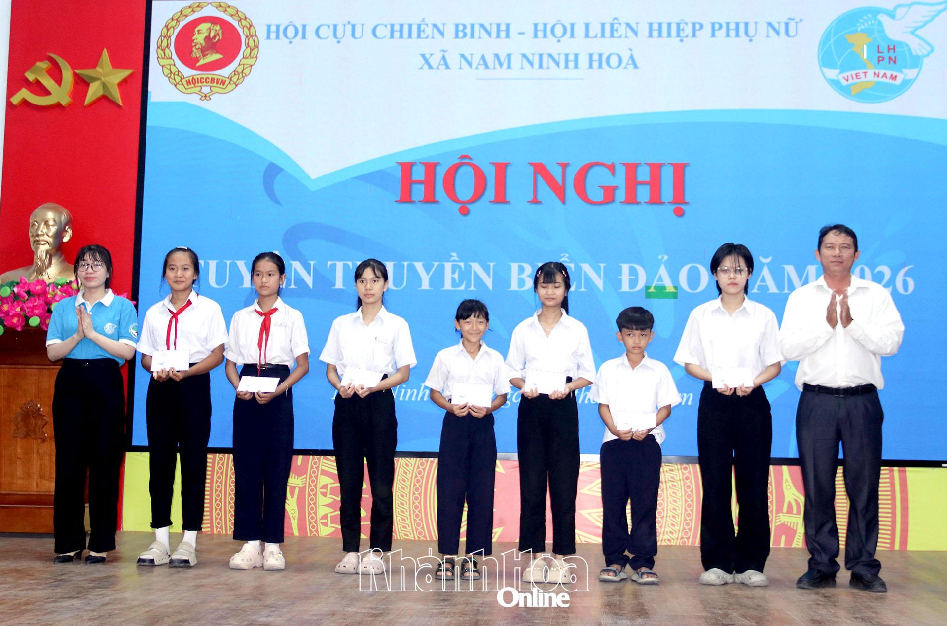 
Trao học bổng cho học sinh.