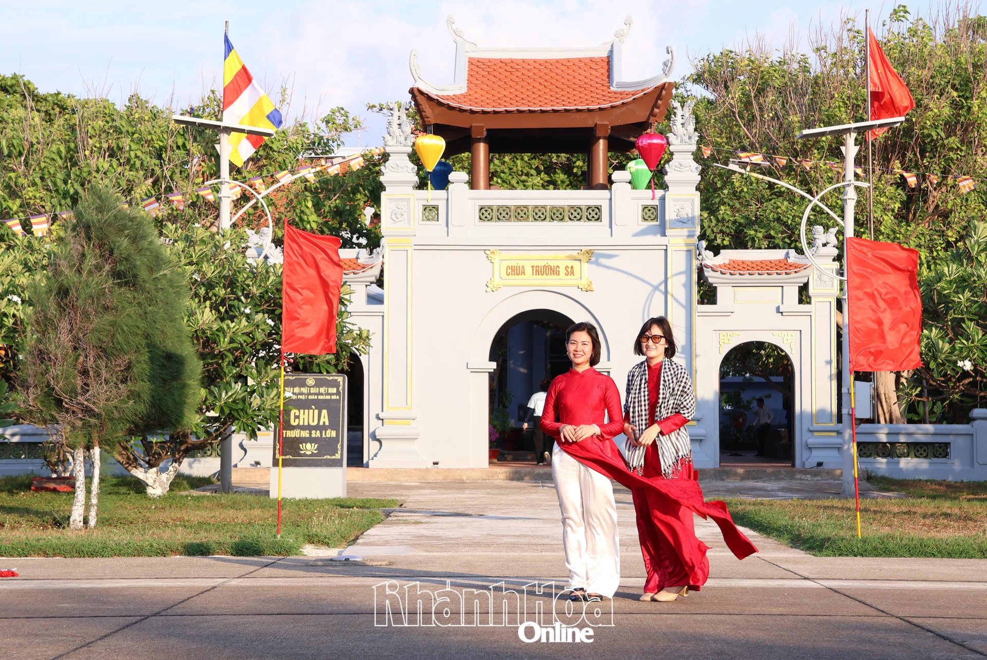 Đại biểu đoàn công tác số 15 viếng chùa Trường Sa Lớn. 