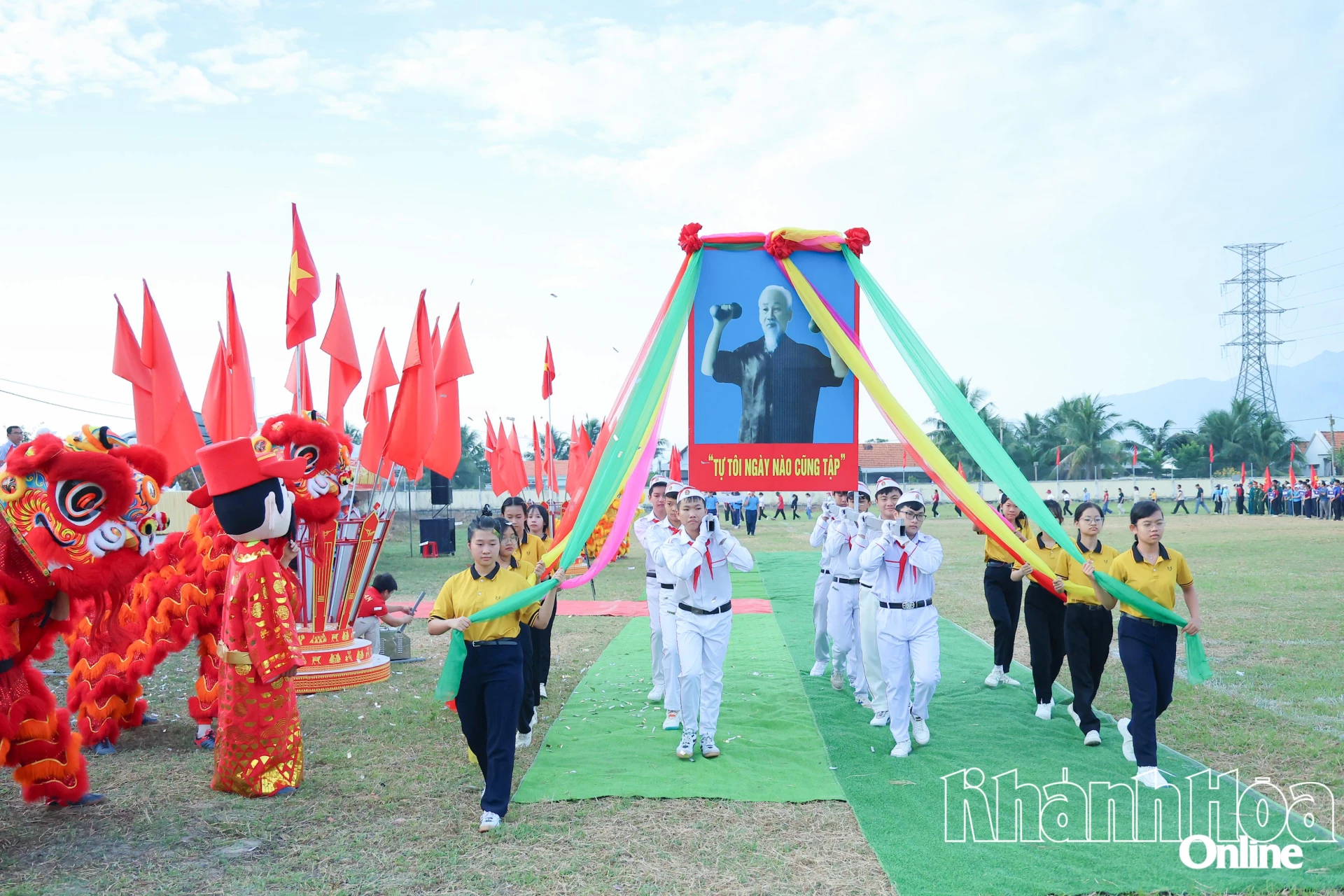 Nghi thức rước chân dung Chủ tịch Hồ Chí Minh trong lễ khai mạc Đại hội Thể dục thể thao xã Tân Định.